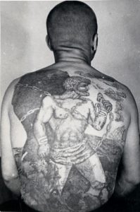 Tatouage mythe Prométhée prisonniers russes